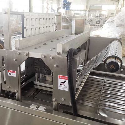 kaufen 3-Phasen-Vakuum-Tray-Siegelmaschine 800-2800 Trays/Stunde Mahlzeiten-Tray-Verpackungsmaschine online manufacture